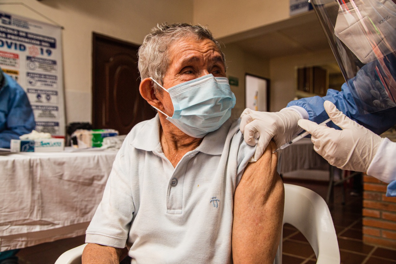 Adultos mayores reciben en Floridablanca vacuna contra el COVID-19.jpeg